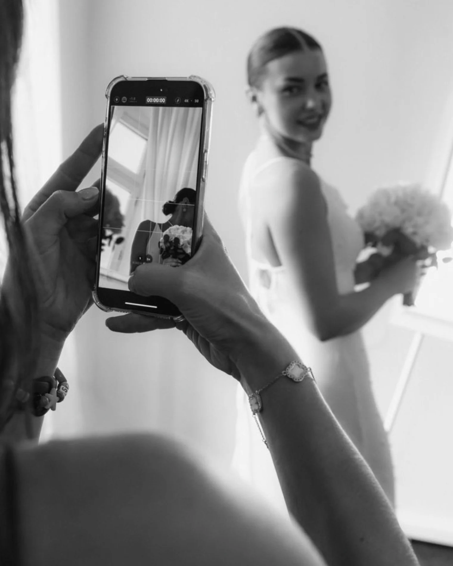 Capturando con el móvil una mirada de la novia