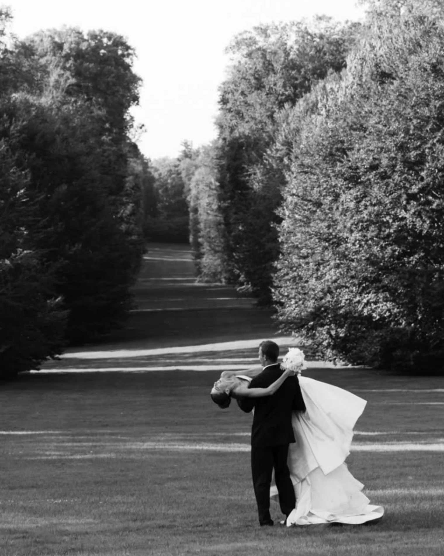 Los novios bailando juntos al aire libre