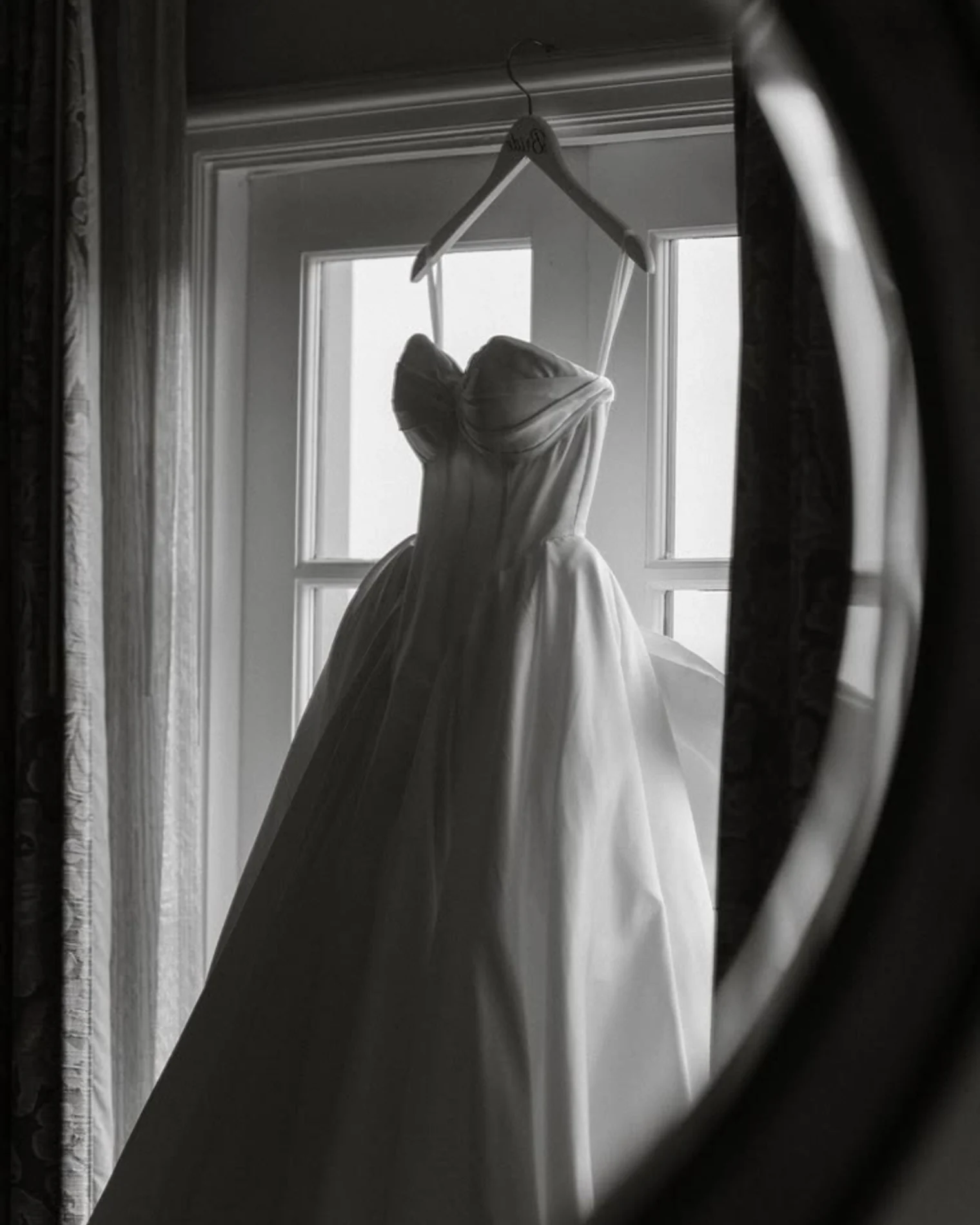 El vestido de novia reflejado en un espejo
