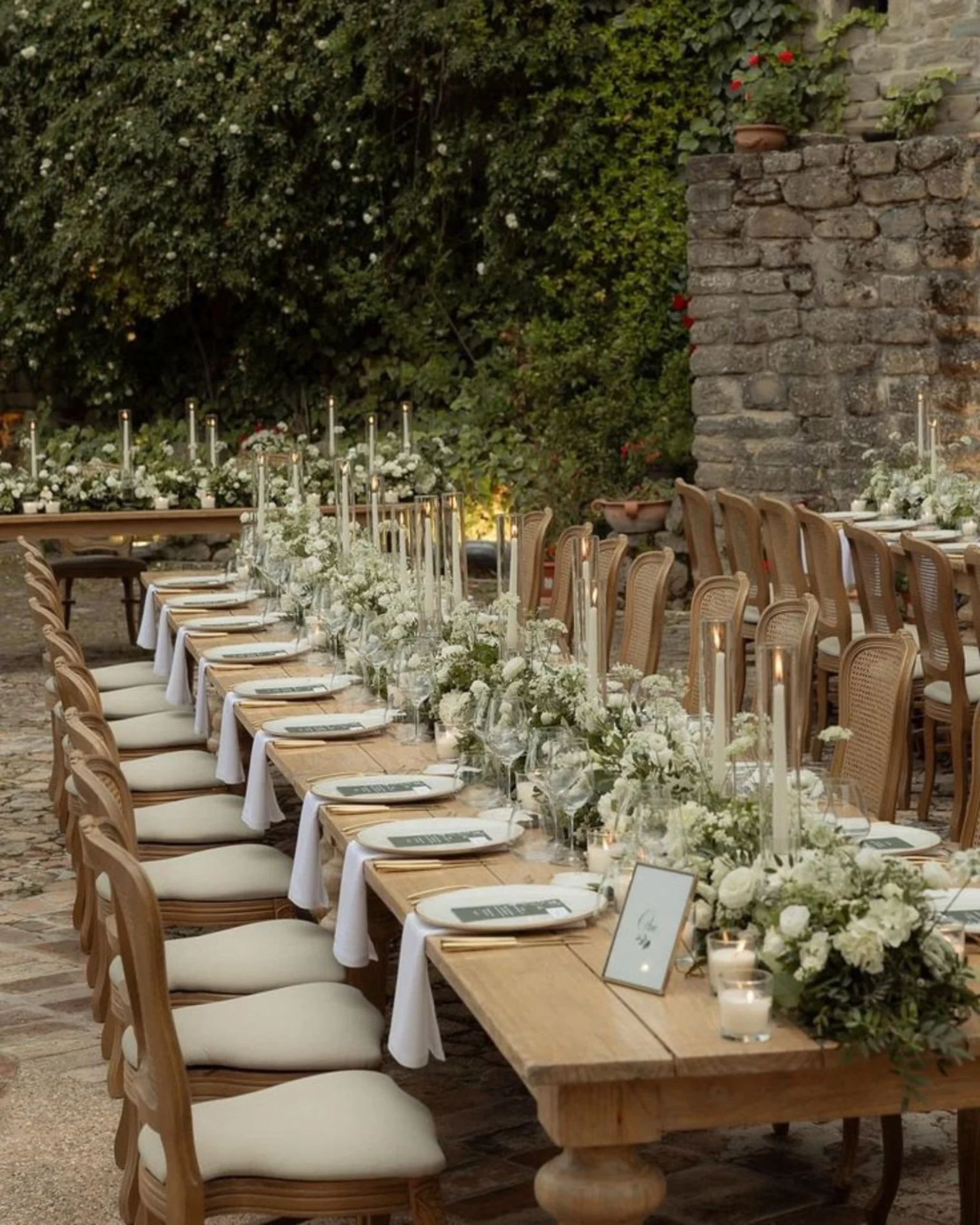 Mesas decoradas con flores y velas para la celebración