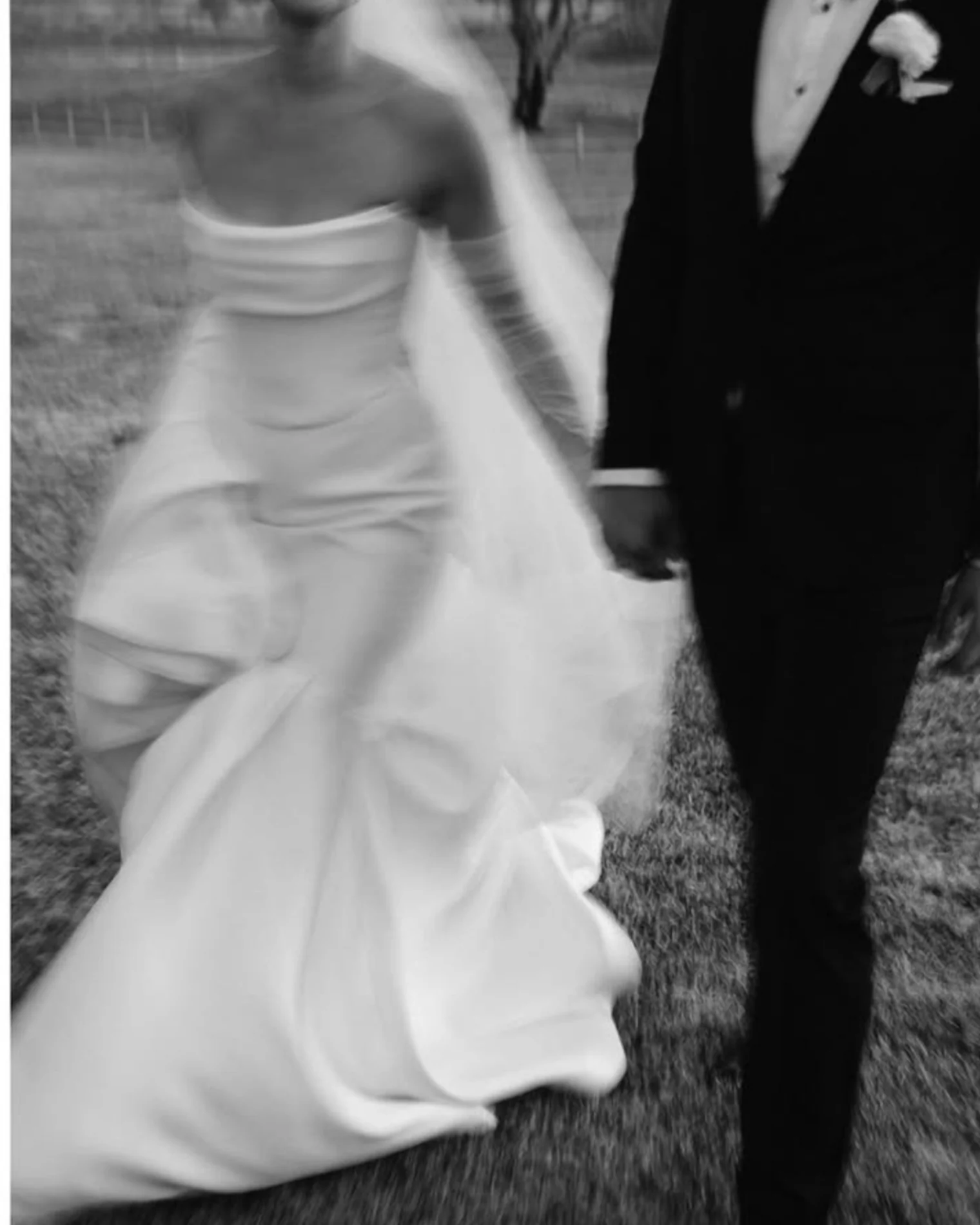 Los novios caminando juntos, capturados de forma espontánea
